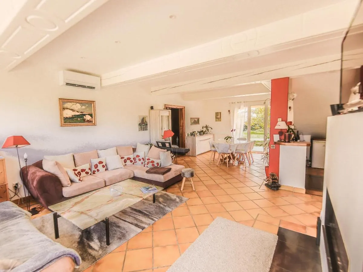 Appartement Les Ecureuils à Saint-Cannat 0*,  France